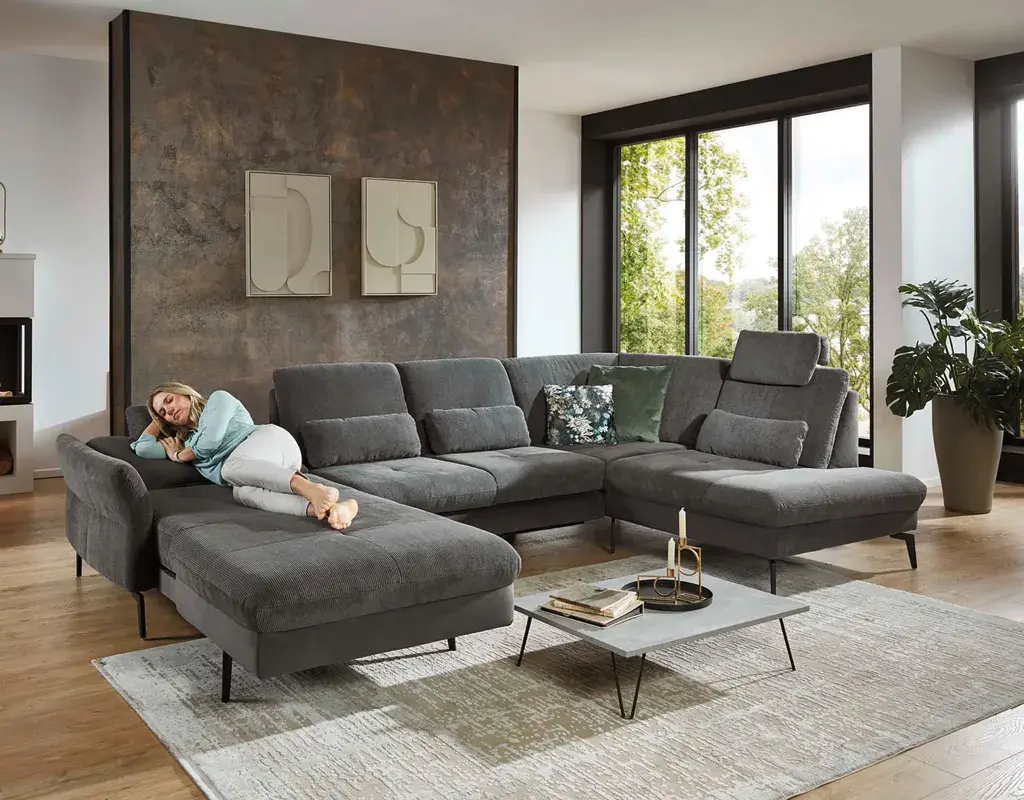 Komfortables Ecksofa in grauem Stoff mit Liegefläche und Relaxfunktion. Moderne Polsterecke mit viel Platz, stilvollem Design und gemütlichem Ambiente für Ihr Wohnzimmer.